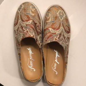 Free People Slides